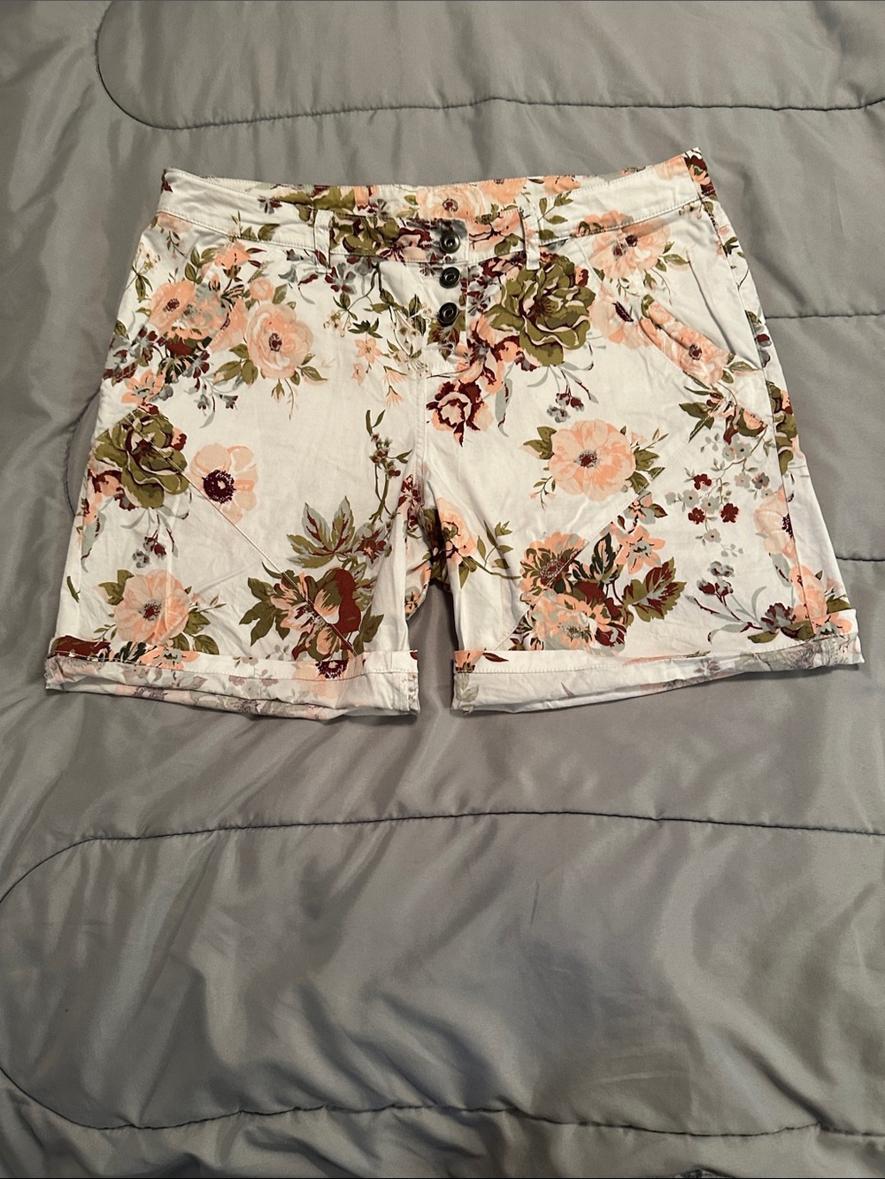 VENUS White Floral Roll-Cuff Bermuda Shorts